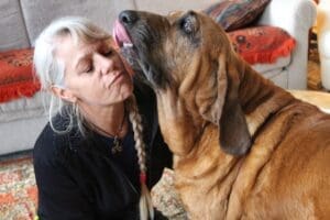 Dog Rescuers, Woody kissing Michele